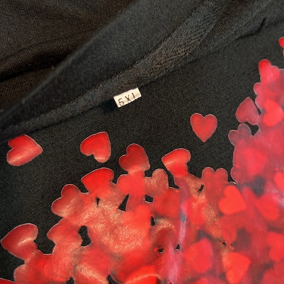 Black plus size tshirt with hearts decal - Picture 3 of 5
